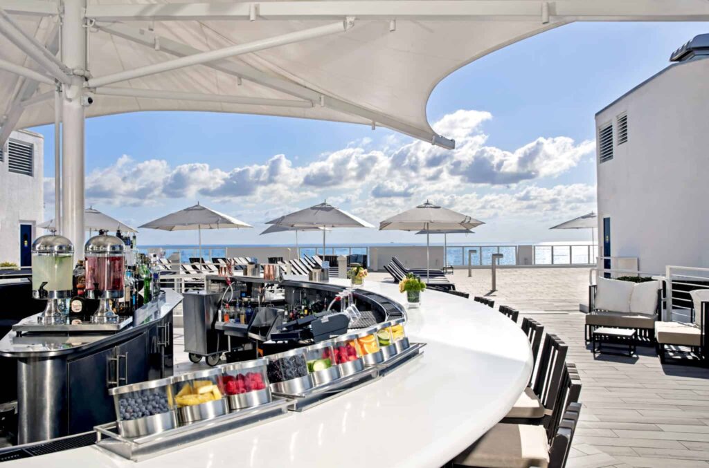 Bar al aire libre Spinnaker y terraza lounge en Conrad Fort Lauderdale Beach