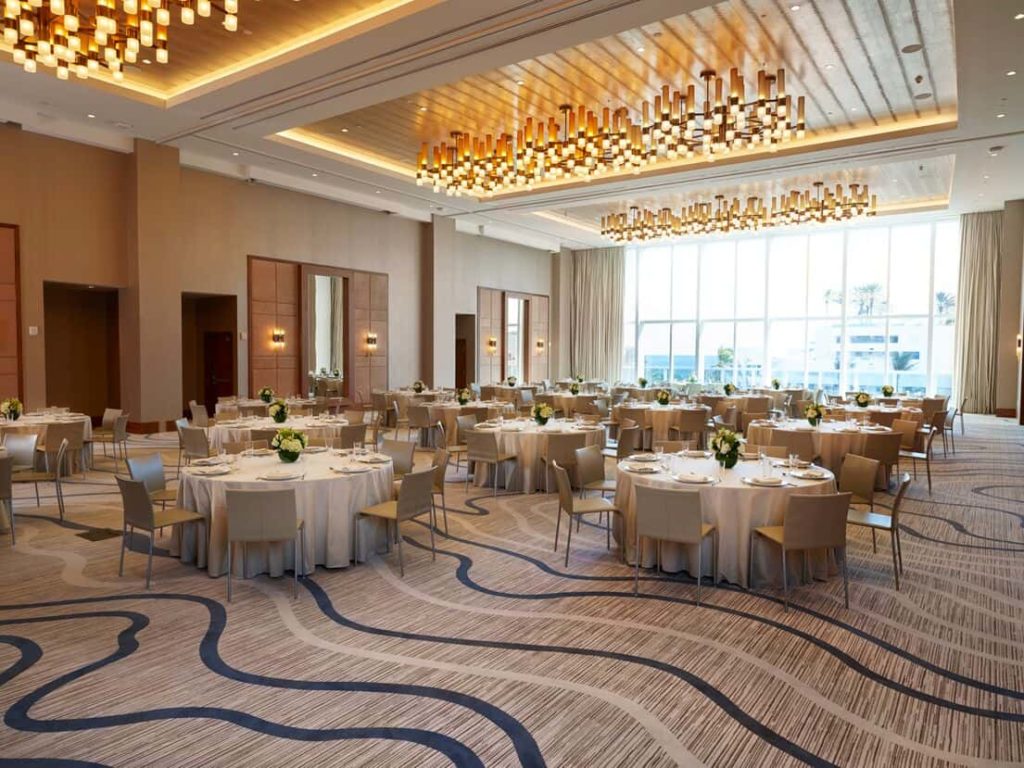 Conrad Fort Lauderdale Beach Ocean Ballroom listo para un banquete