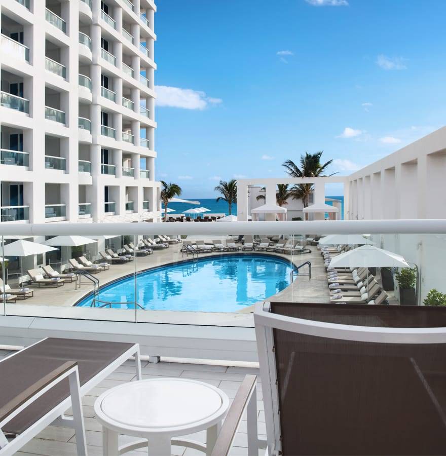 Terraza privada con vista a la piscina en Conrad Fort Lauderdale Beach