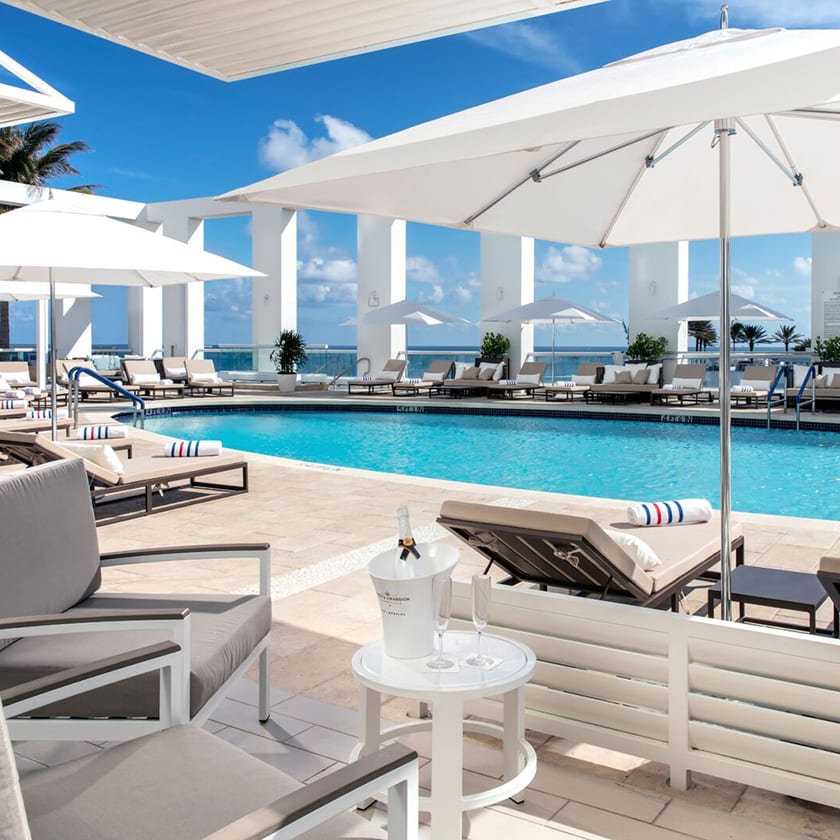 Cabaña de lujo junto a la piscina con vista al mar en Conrad Fort Lauderdale Beach
