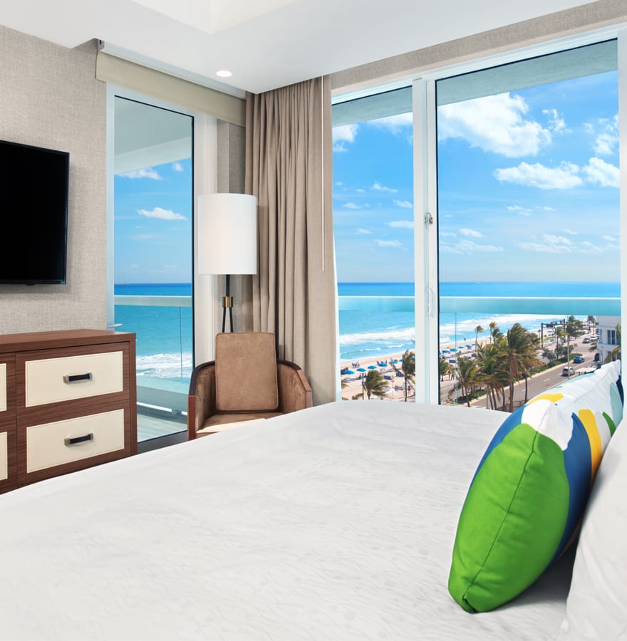 Dormitorio en suite con vista al mar y vista a la playa de Fort Lauderdale
