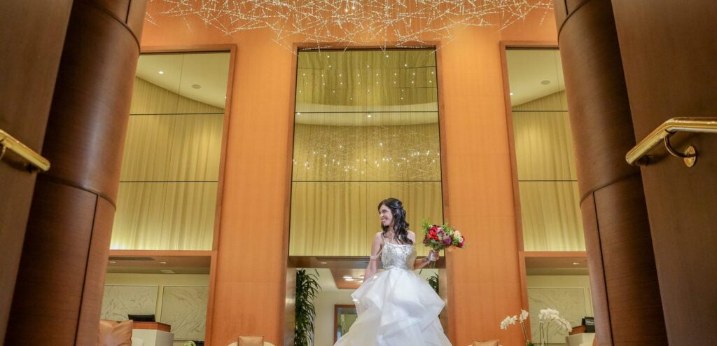 Novia con vestido de novia en el vestíbulo de Conrad Fort Lauderdale Beach