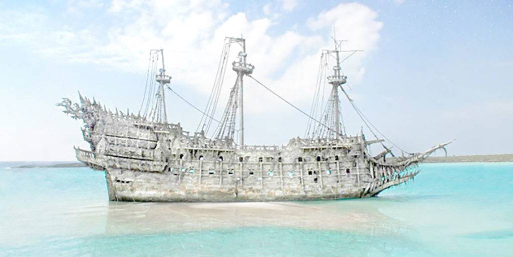 Apoyo de película de barco pirata en la playa de Exuma, Bahamas.