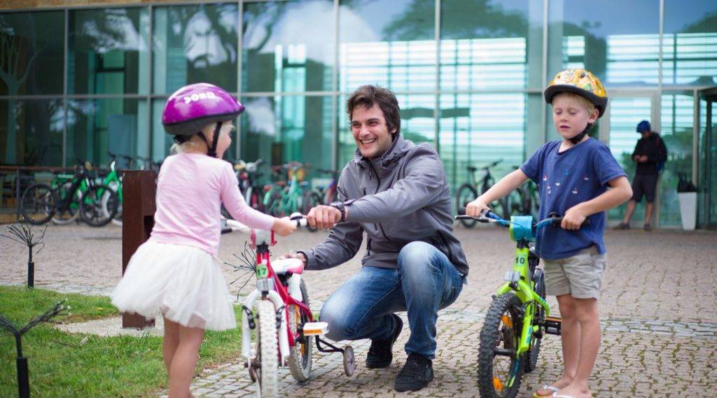Kids receiving rental bikes at Martinhal Cascais