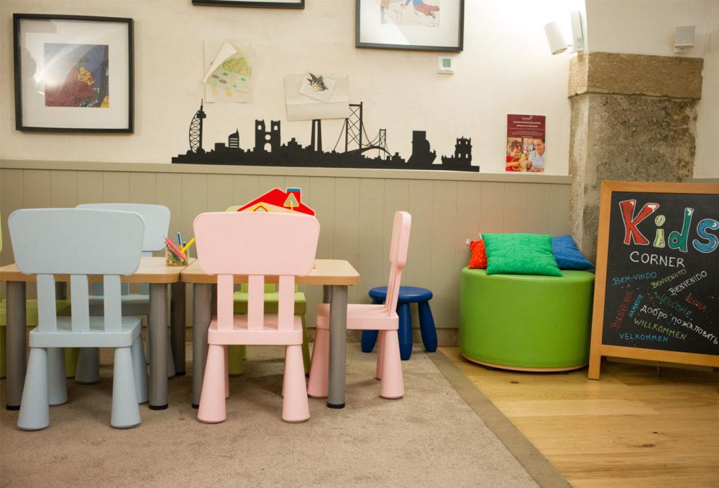 Mesa y sillas de esquina para niños en Martinhal Chiado