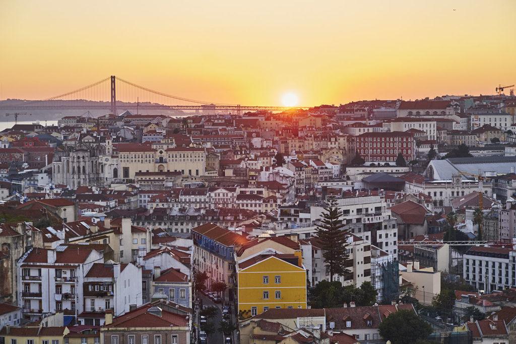 Puesta de sol sobre la ciudad de Lisboa, Portugal