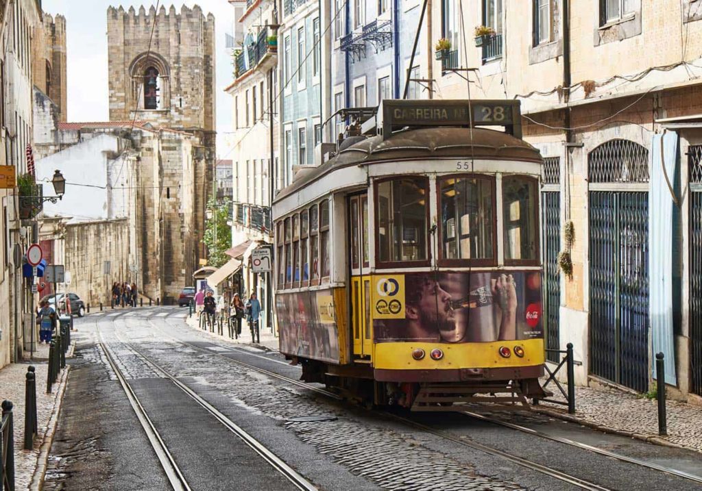 Vista de un tranvía en una calle histórica de Lisboa, Portugal.
