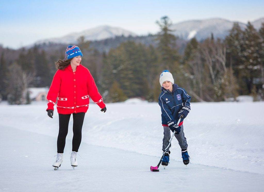 أم وابنها يتزلجان على الجليد في فندق Mirror Lake Inn
