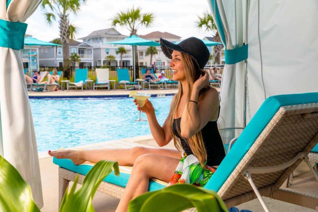 Frau genießt ihr Getränk in einem Resort