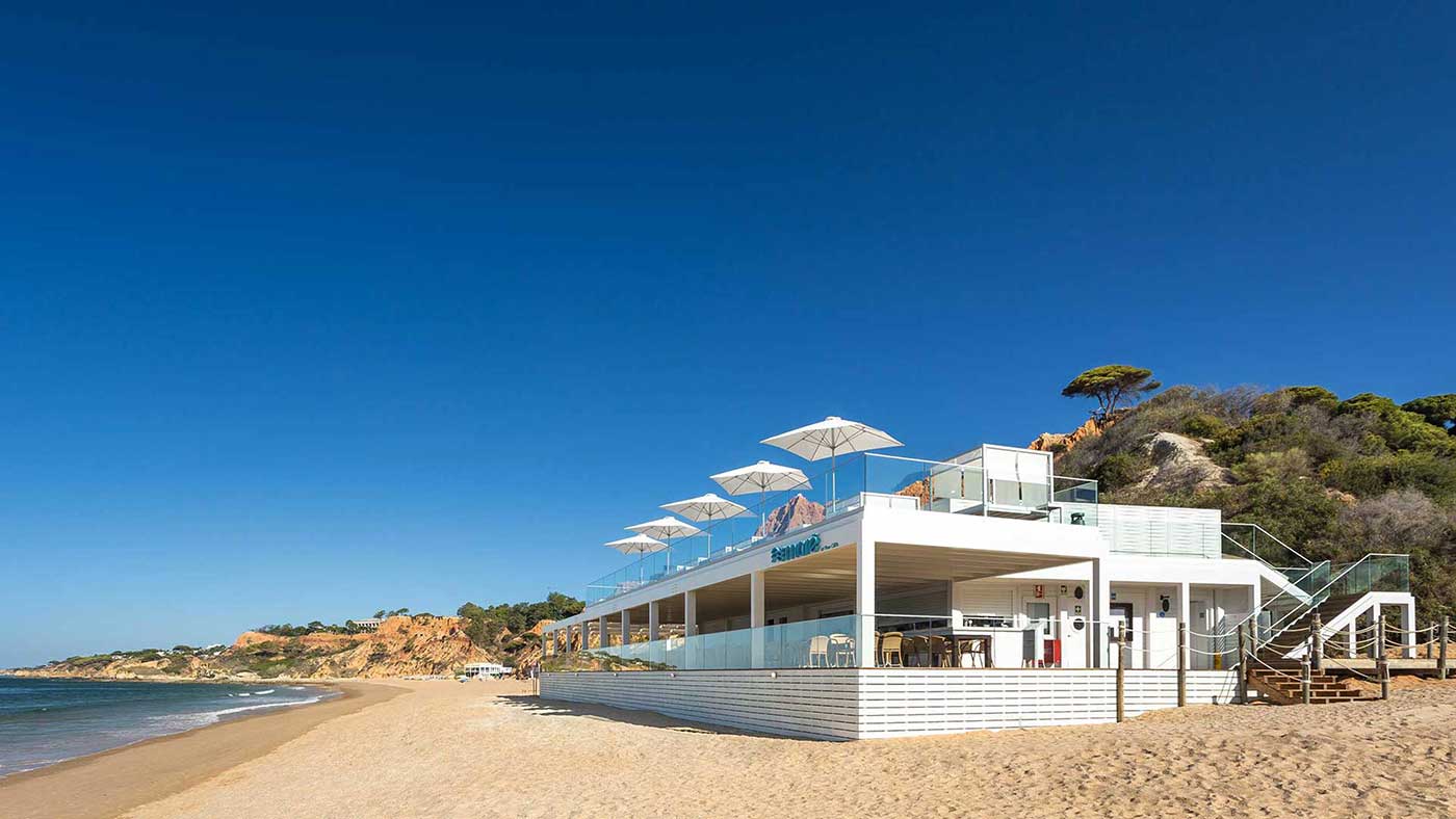 Beach bar and restaurant at the Pine Cliffs Resort