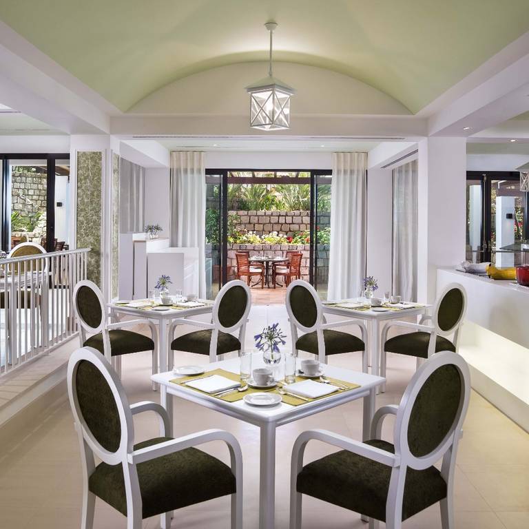 Restaurant seating for Jardim Colonial at Pine Cliffs Resort