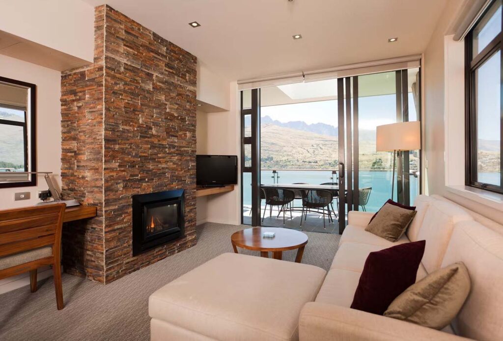 Sala de estar y balcón del apartamento en el Rees Hotel, Nueva Zelanda