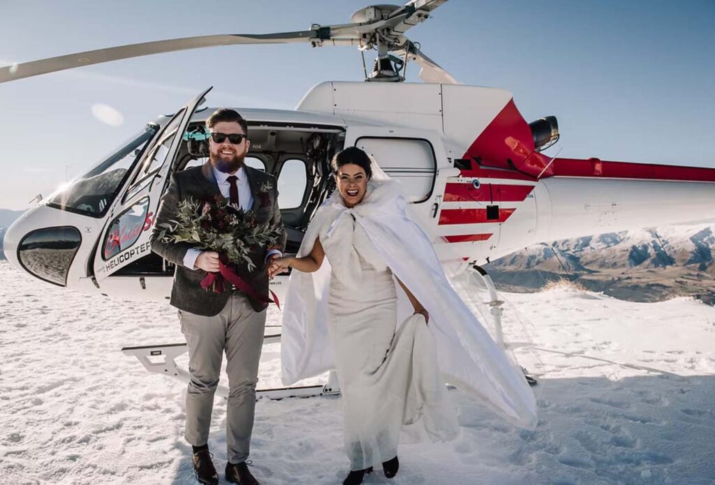 La novia y el novio saliendo de un helicóptero