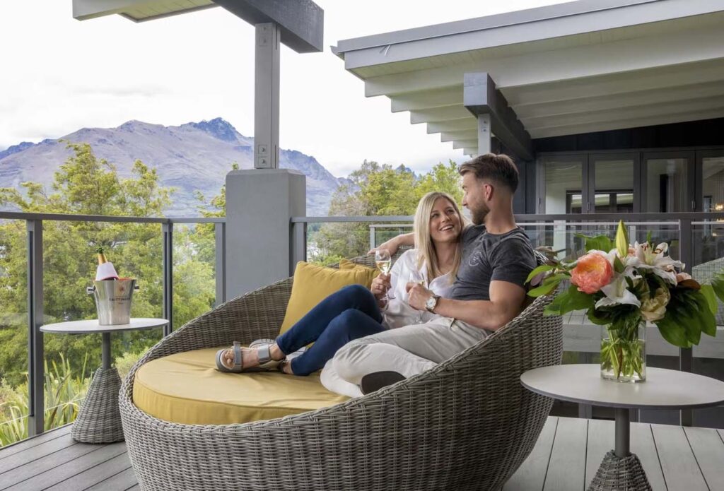 Pareja sentada en el balcón del Hotel Rees, Nueva Zelanda