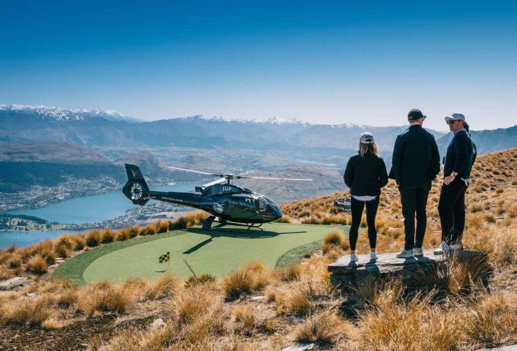 Helicóptero en el hoyo del campo de golf