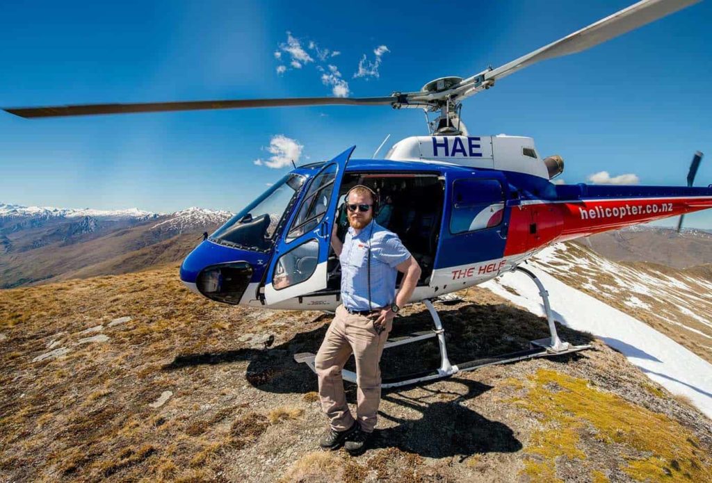 Piloto de helicóptero en la cima de la montaña