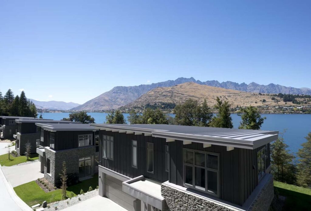 Vista exterior de una residencia junto al lago en el Hotel Rees, Nueva Zelanda