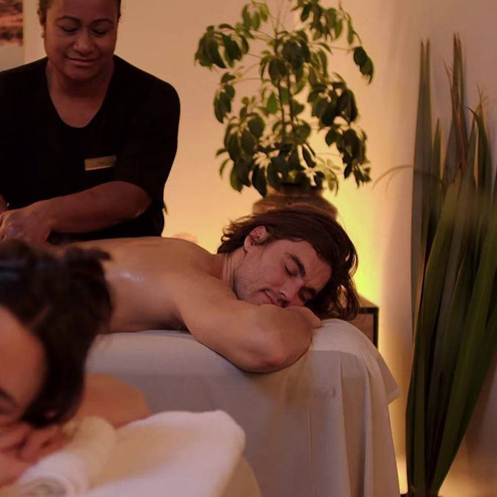 Hombre recibiendo un masaje de espalda en el Hotel Rees