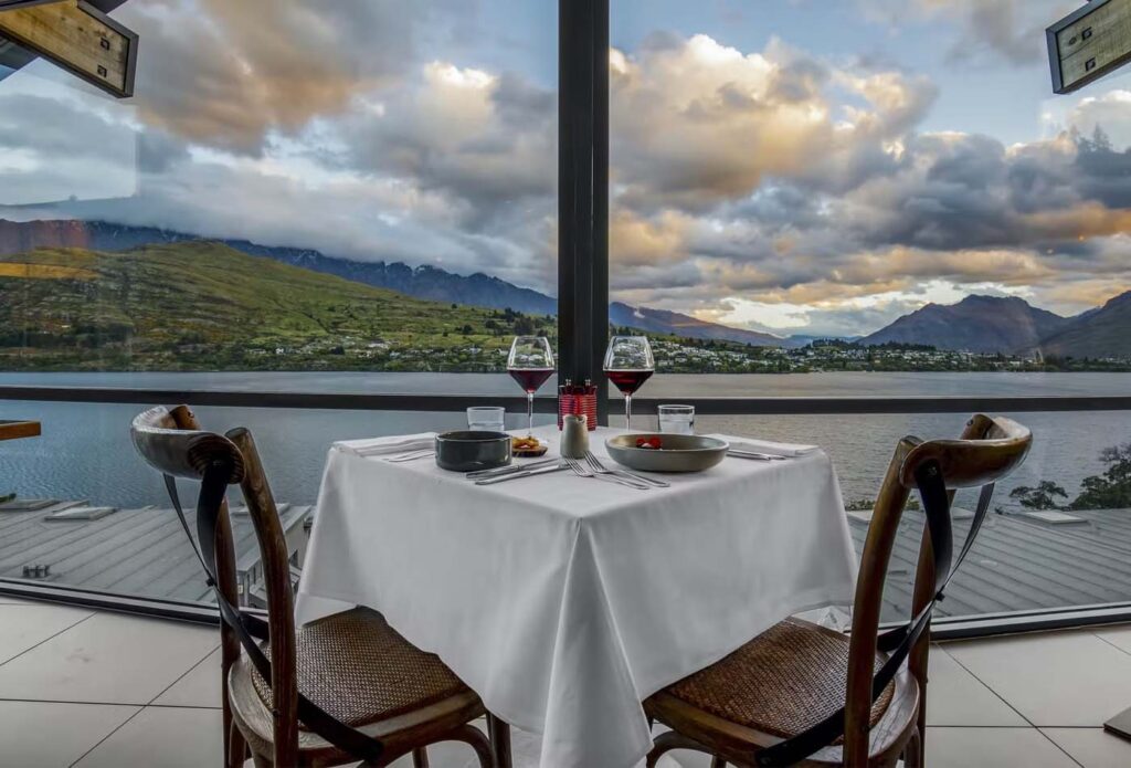 Establecer mesa de comedor con vistas a un lago y montañas