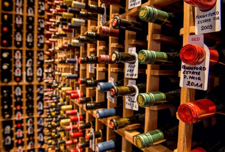 Primer plano de la colección de botellas de vino en el Hotel Rees