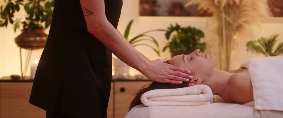 Mujer recibiendo un masaje en el spa de día del Hotel Rees