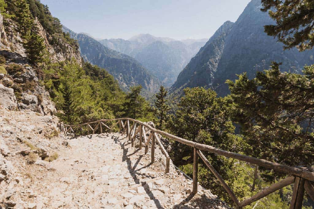 Empinada ruta de senderismo en las montañas | Creta, Grecia