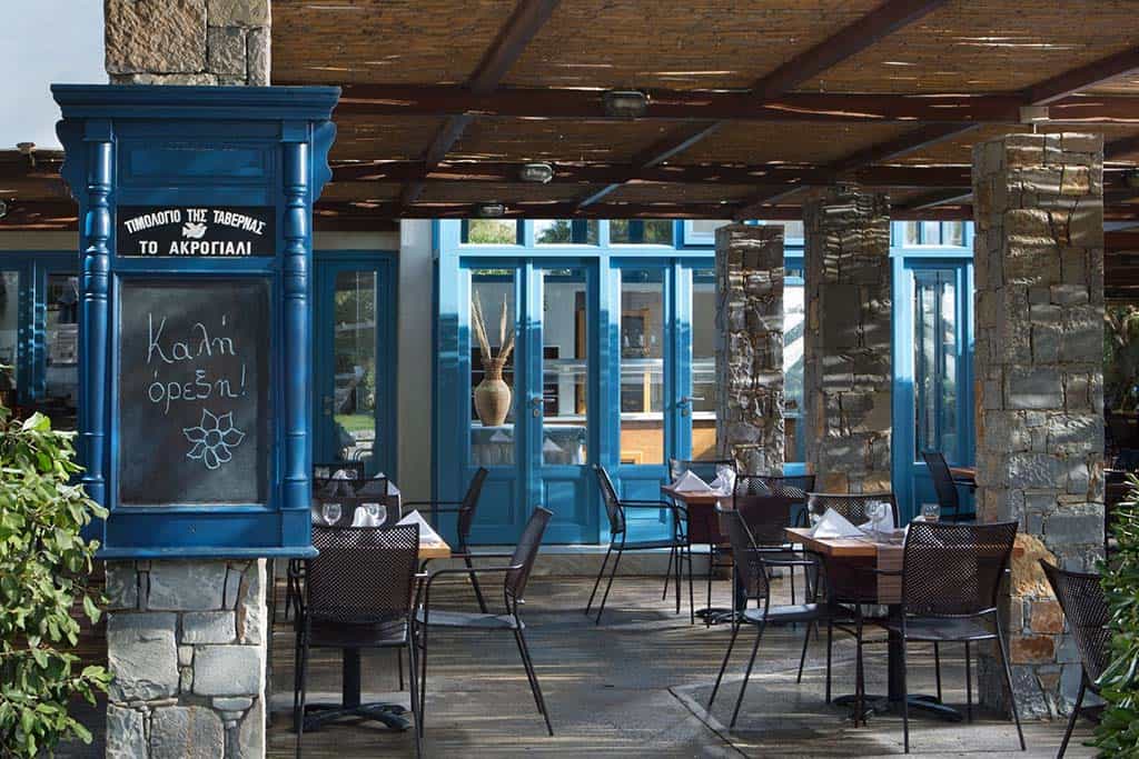 Mesas y sillas de exterior en Taverna Akrogiali | Agapi Beach Resort