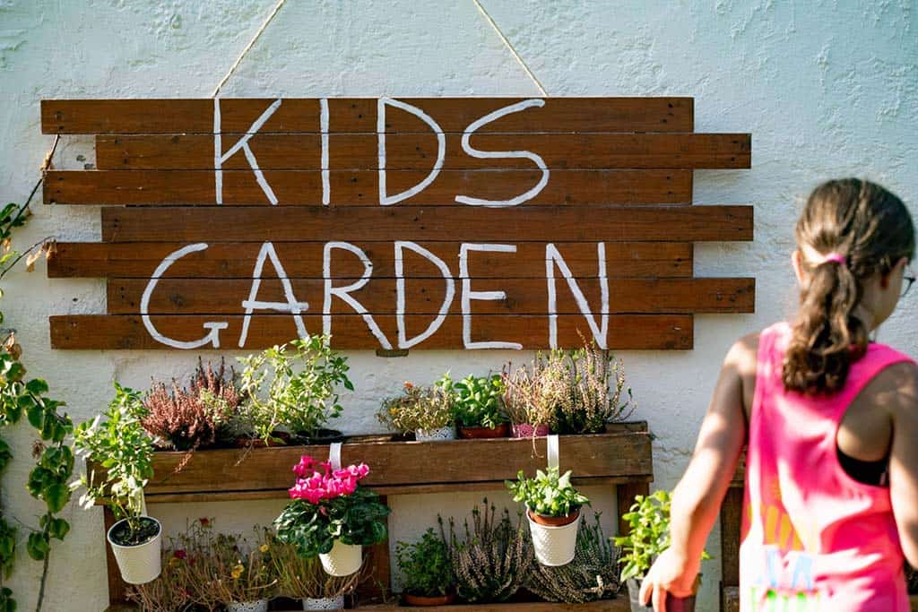 Estantes de jardín para niños y cartel en Agapi Beach Resort