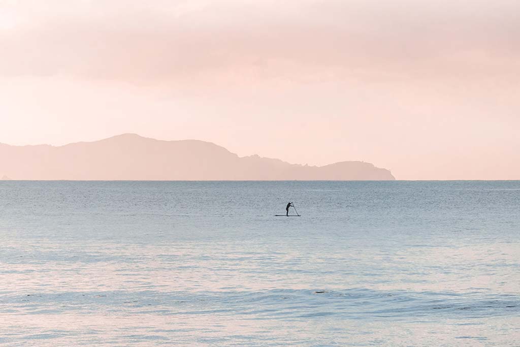 Person Paddleboarding bei Sonnenuntergang | Agapi Beach Resort