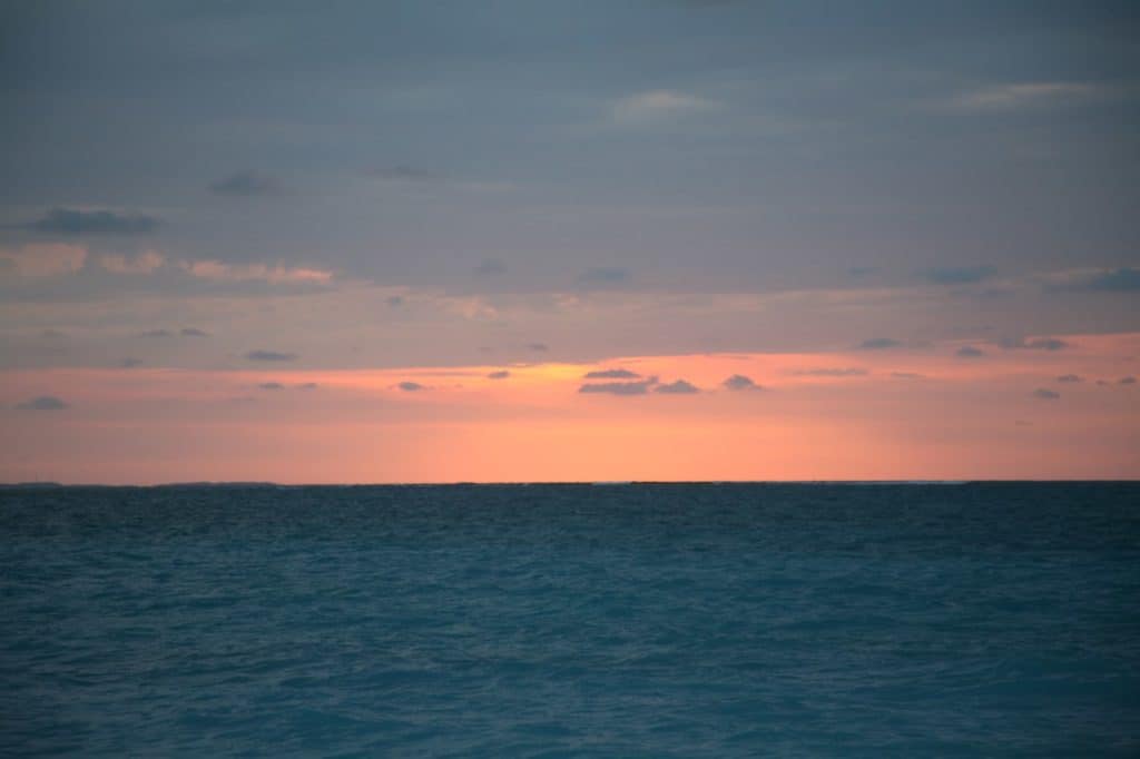 Farbenfroher Sonnenuntergang am Leeward Beach.