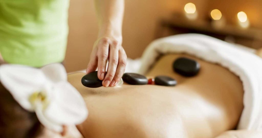 Frau erhält eine Hot-Stone-Massage