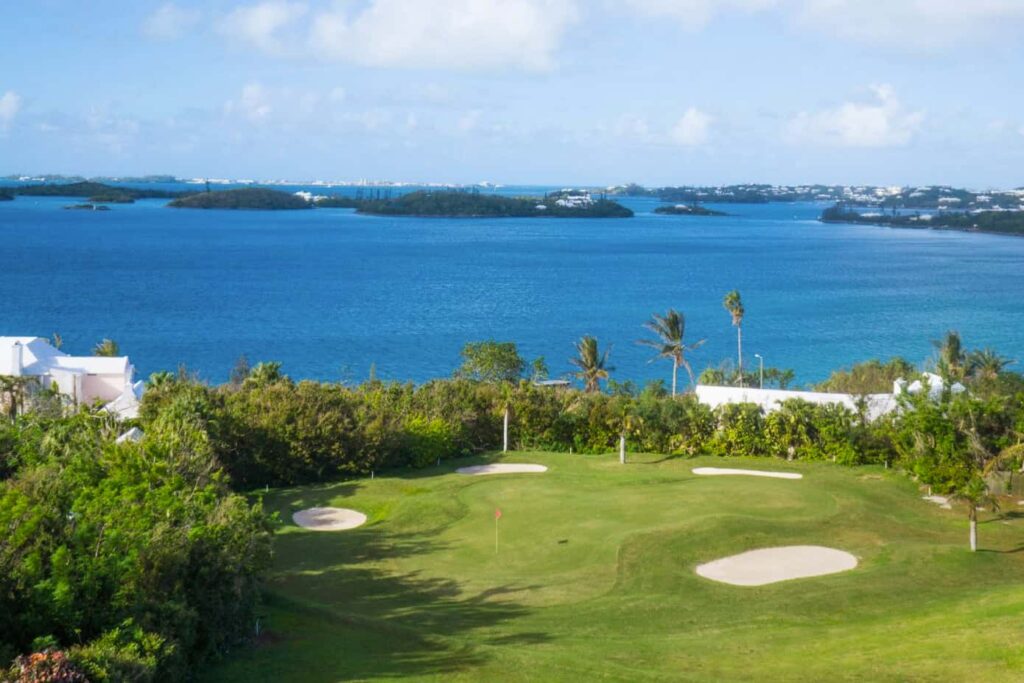 Vista aérea del campo de golf Belmont Hills con vista al puerto Hamilton de las Bermudas.