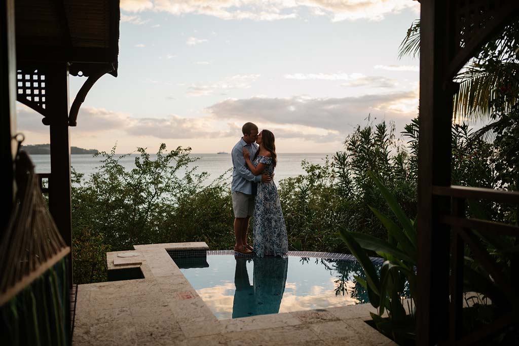 Calabash Cove pareja besándose al borde de una piscina