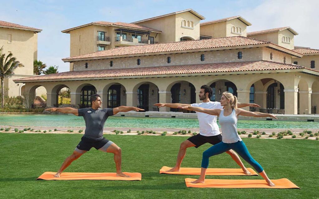 Pareja haciendo una clase de yoga privada al aire libre | Gran Solmar en Rancho San Lucas Resort