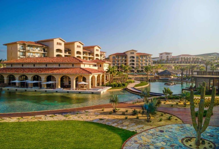 Grand Solmar 位于 Rancho San Lucas Resort Golf & Spa 塔楼和度假村游泳池。