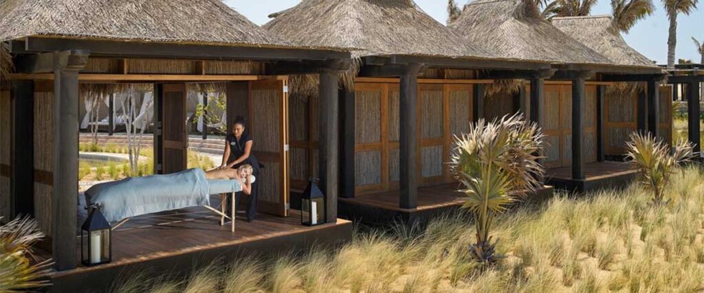 Mujer que recibe un masaje de espalda en una cabaña al aire libre | Gran Solmar en Rancho San Lucas Resort