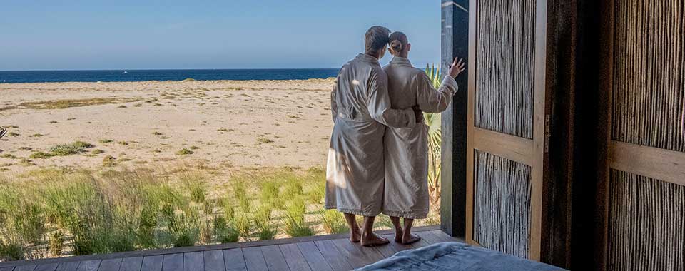 Pareja en batas de baño mirando al mar | Gran Solmar en Rancho San Lucas Resort