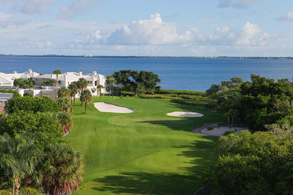 Campo de golf con vista al mar en Longboat Key Club