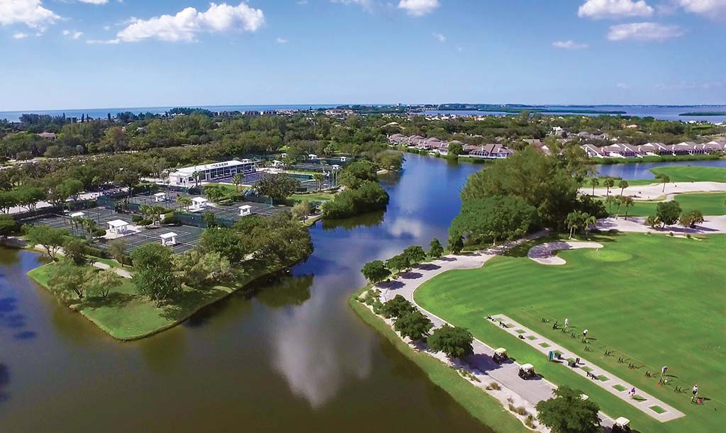 Vista aérea del campo de golf y campo de tenis con entrada