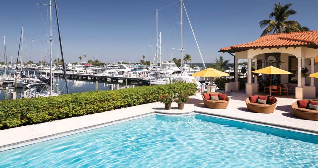 منظر للمارينا من المسبح في The Resort at Longboat Key Club.