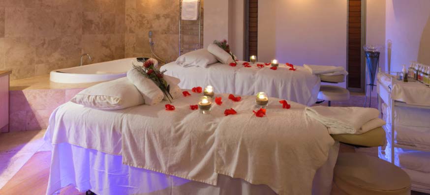 Massagebetten mit Kerzen und Blütenblättern | Paihia Strandresort