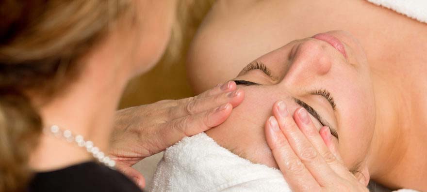 Mujer recibiendo un tratamiento facial en Paihia Beach Resort Spa