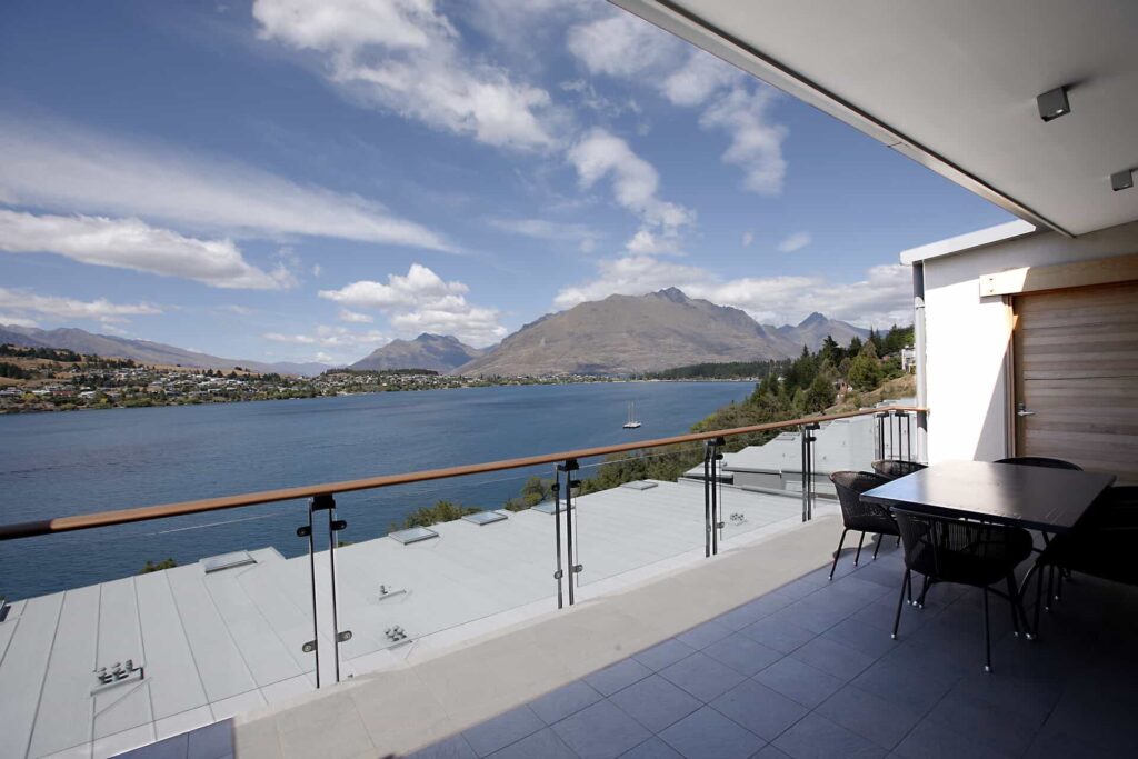 Balcón cubierto del apartamento ejecutivo de 2 habitaciones con vista al lago