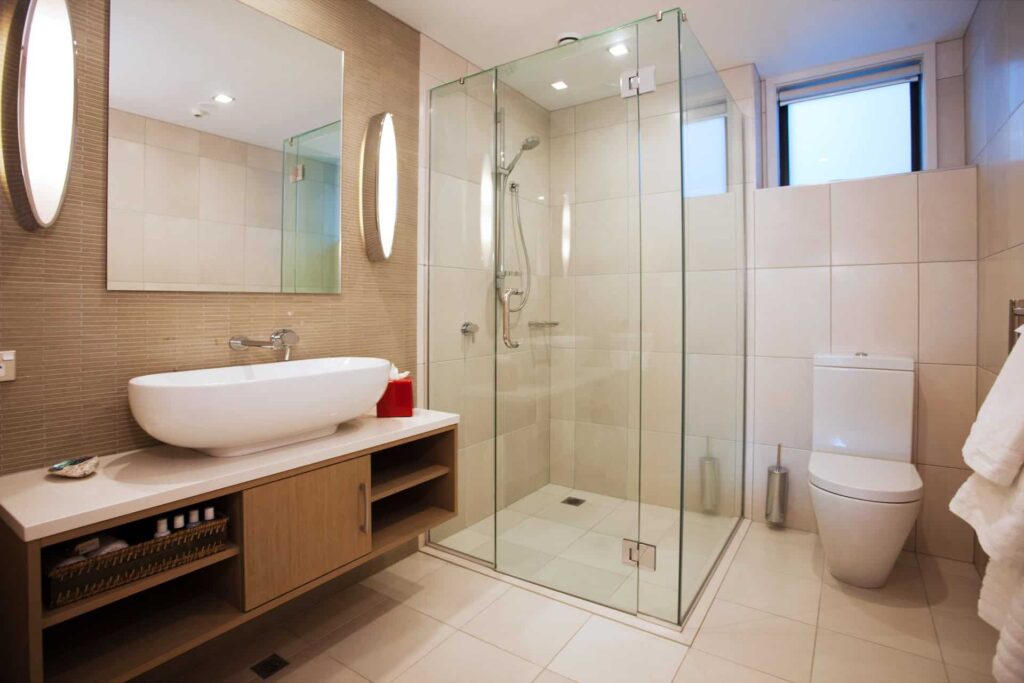 Apartamento ejecutivo de 2 habitaciones con vista al lago, baño con ducha a ras de suelo