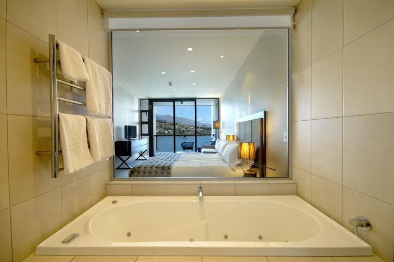 Baño de la habitación Executive Lake View Hotel con bañera de hidromasaje