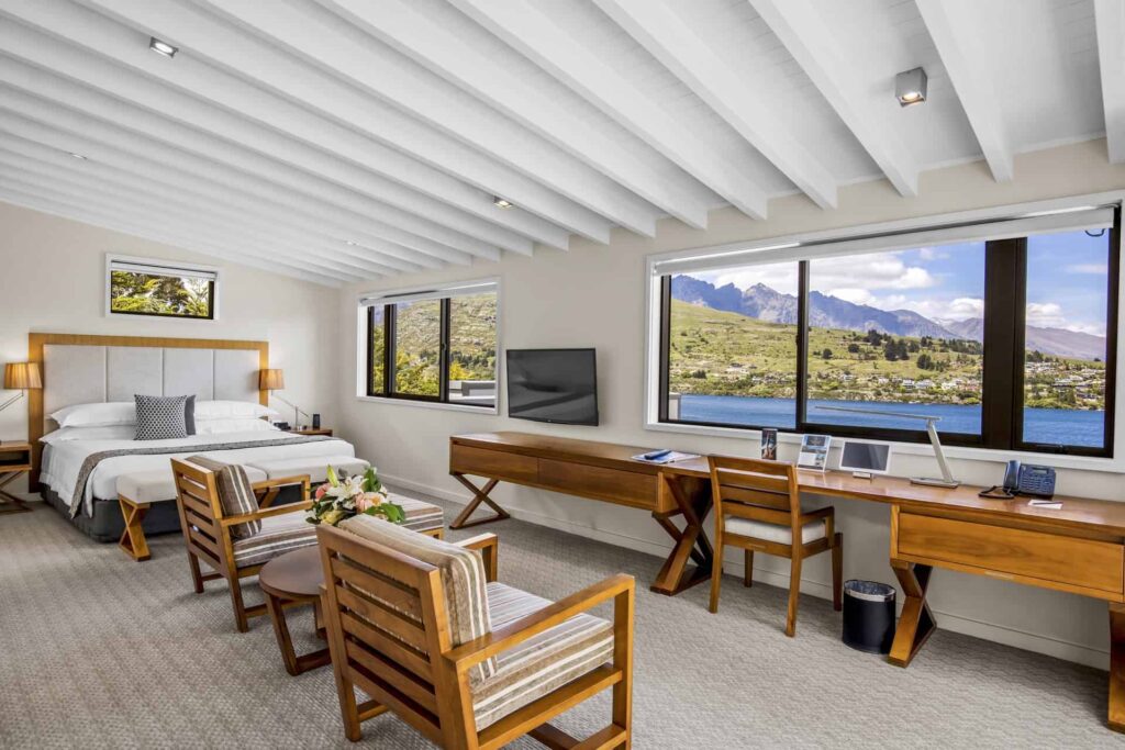 Habitación Executive Lake View Hotel con cama, sillones y amplio escritorio