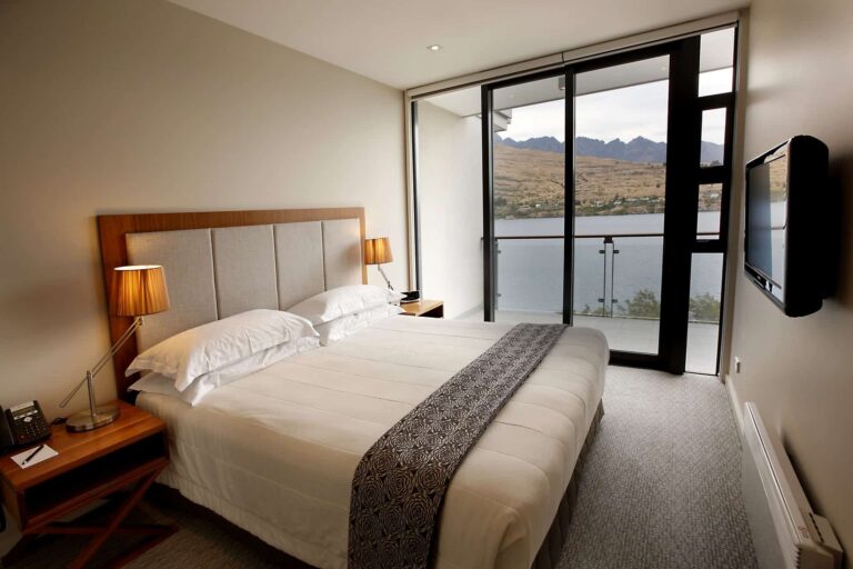 King bedroom suite with balcony access: Lake View Apartment