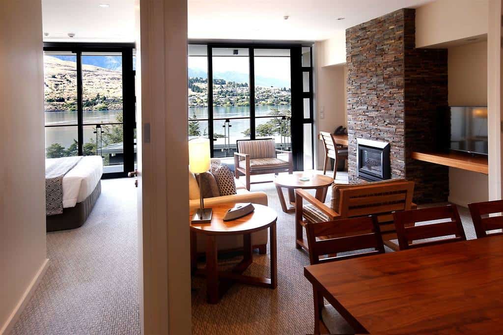 Comedor y sala de estar con chimenea: Apartamento con vista al lago