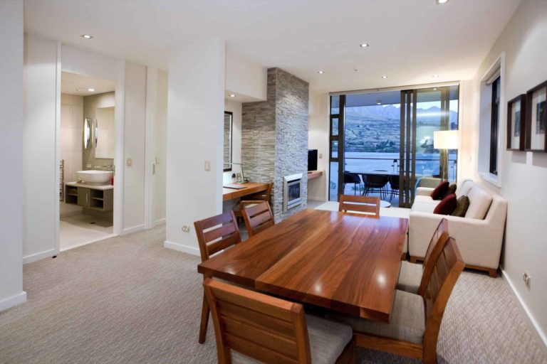 Comedor y sala de estar con acceso al balcón y chimenea: Apartamento de 2 habitaciones con vista al lago