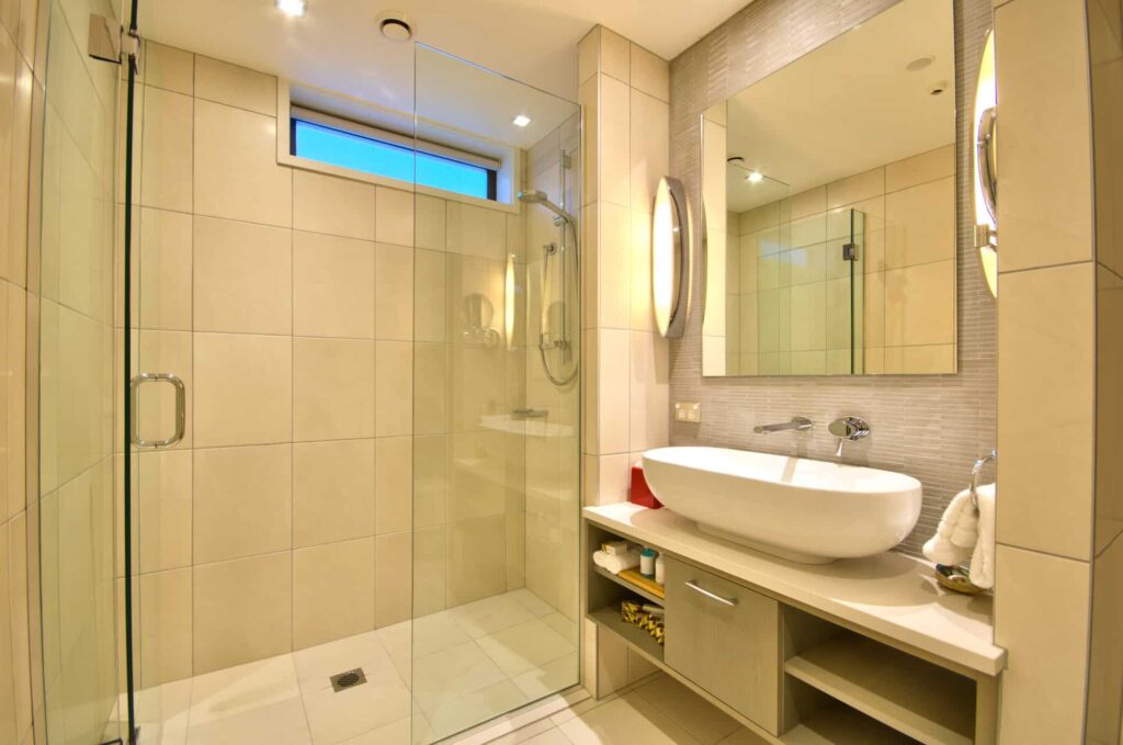 Baño de apartamento superior de 1 dormitorio con plato de ducha y lavabo